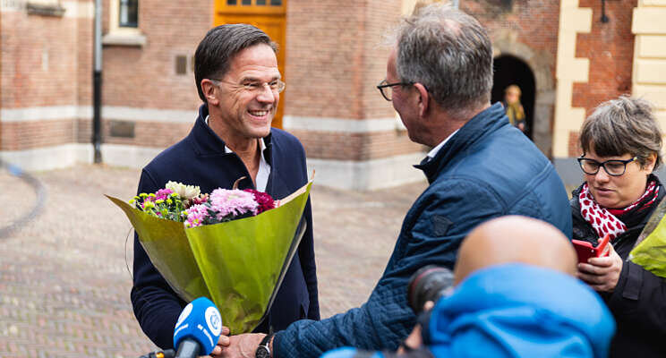 Chrysanten uitgedeeld op het Binnenhof